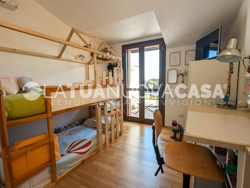 Attico con terrazzo, con box doppio, posto auto e cantina a Settimo Milanese - Rif. VESTT1125