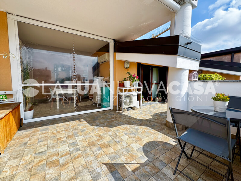 Attico con terrazzo, con box doppio, posto auto e cantina a Settimo Milanese - Rif. VESTT1125