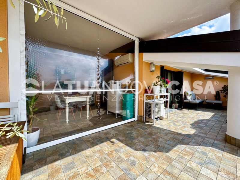 Attico con terrazzo, con box doppio, posto auto e cantina a Settimo Milanese - Rif. VESTT1125