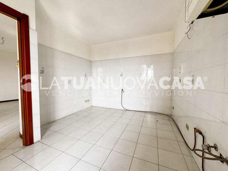 Appartamento in centro a Bareggio, ampio quadrilocale con cantina e box - Rif. VEBRG1128