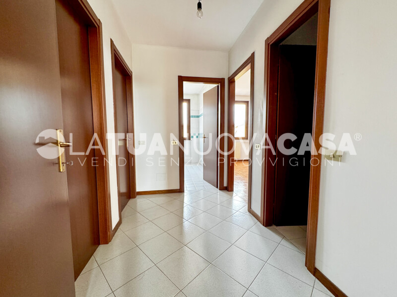 Appartamento in centro a Bareggio, ampio quadrilocale con cantina e box - Rif. VEBRG1128