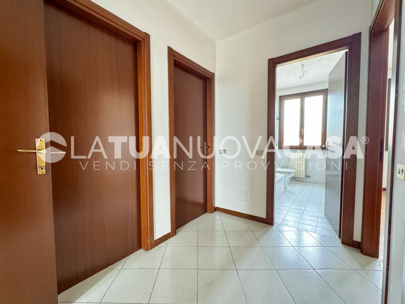 Appartamento in centro a Bareggio, ampio quadrilocale con cantina e box - Rif. VEBRG1128