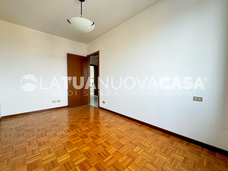 Appartamento in centro a Bareggio, ampio quadrilocale con cantina e box - Rif. VEBRG1128