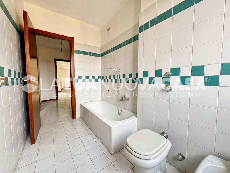 Appartamento in centro a Bareggio, ampio quadrilocale con cantina e box - Rif. VEBRG1128