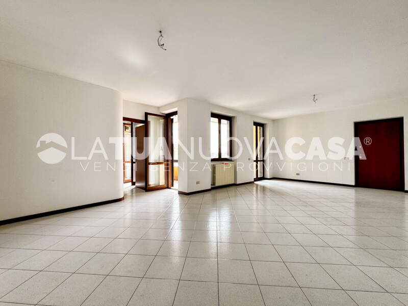 Appartamento in centro a Bareggio, ampio quadrilocale con cantina e box - Rif. VEBRG1128