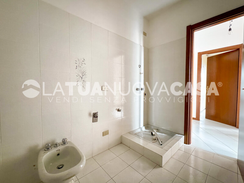 Appartamento in centro a Bareggio, ampio quadrilocale con cantina e box - Rif. VEBRG1128