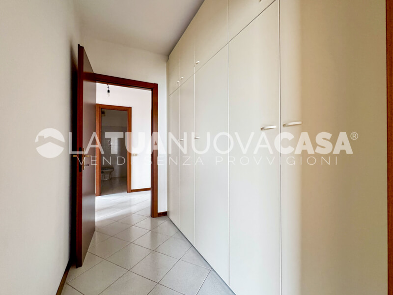 Appartamento in centro a Bareggio, ampio quadrilocale con cantina e box - Rif. VEBRG1128