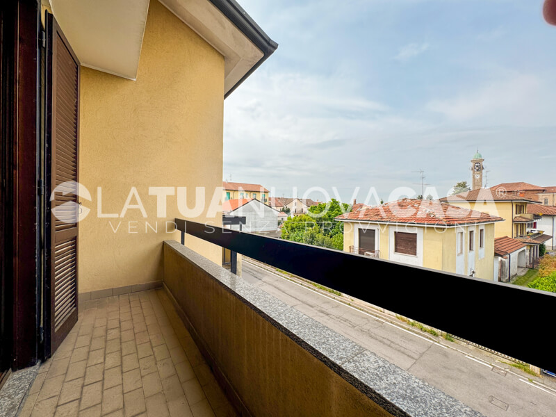 Appartamento in centro a Bareggio, ampio quadrilocale con cantina e box - Rif. VEBRG1128