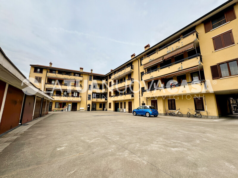 Appartamento in centro a Bareggio, ampio quadrilocale con cantina e box - Rif. VEBRG1128