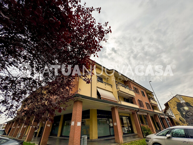Appartamento in centro a Bareggio, ampio quadrilocale con cantina e box - Rif. VEBRG1128