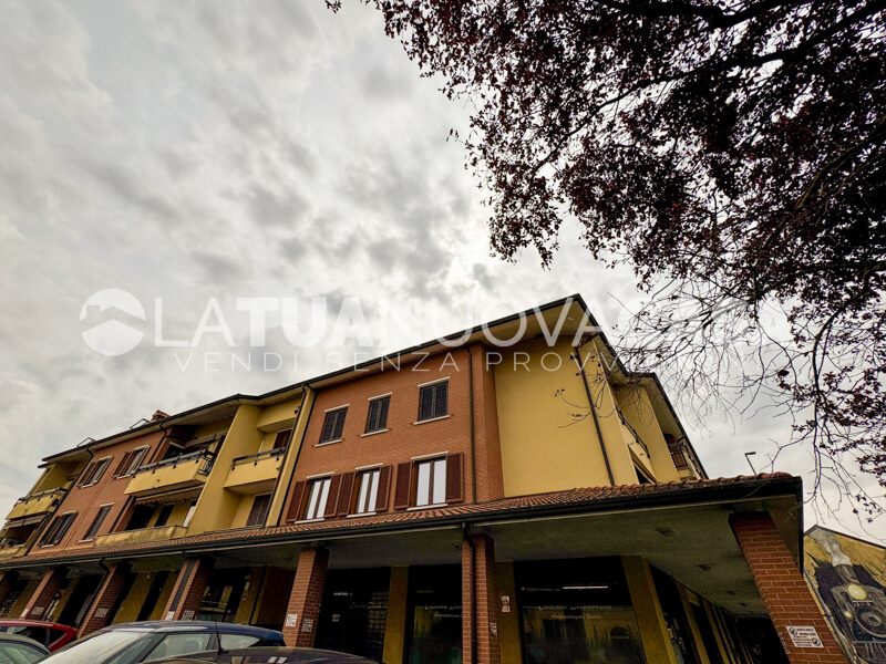 Appartamento in centro a Bareggio, ampio quadrilocale con cantina e box - Rif. VEBRG1128