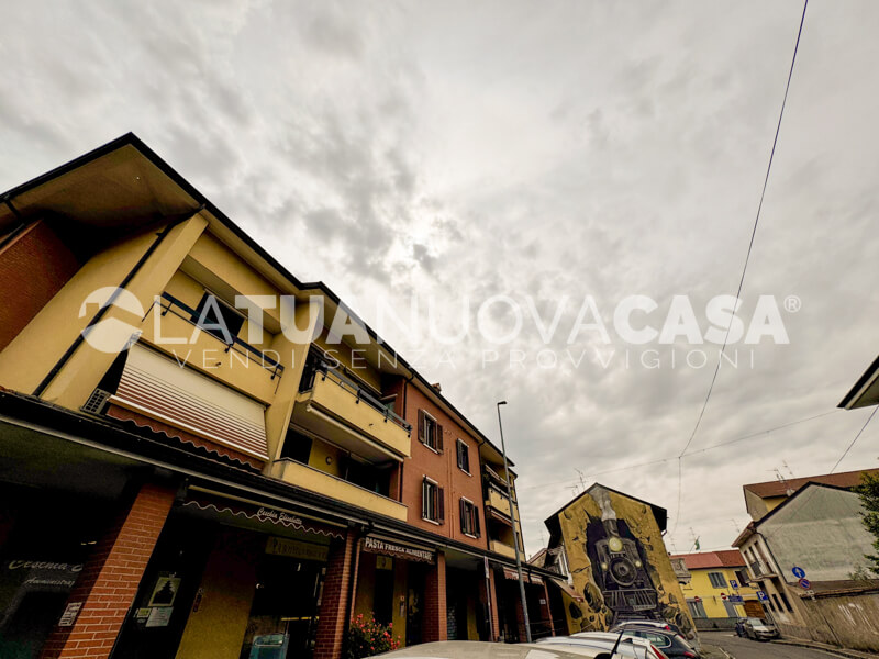 Appartamento in centro a Bareggio, ampio quadrilocale con cantina e box - Rif. VEBRG1128