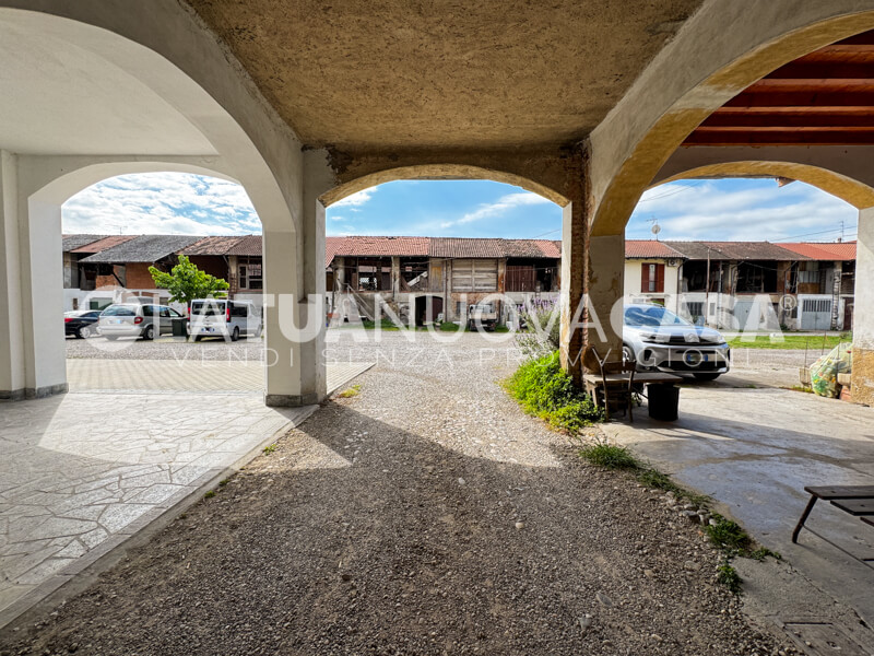 Appartamento in corte senza spese, quadrilocale su 2 livelli a San Martino