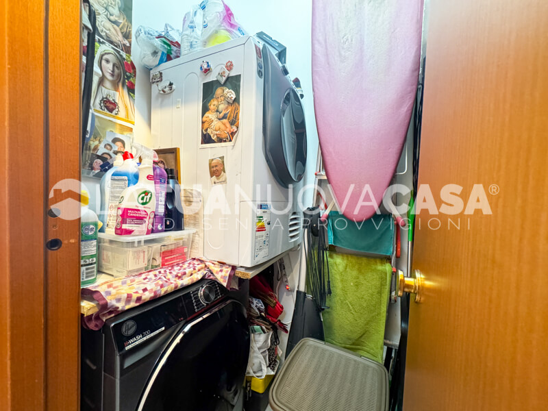 Trilocale con balcone, cantina e box, in piccolo contesto a Bareggio - Rif. VEBRG1130