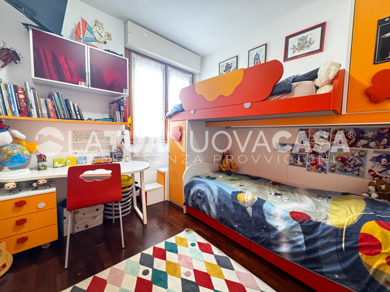 Trilocale con balcone, cantina e box, in piccolo contesto a Bareggio - Rif. VEBRG1130