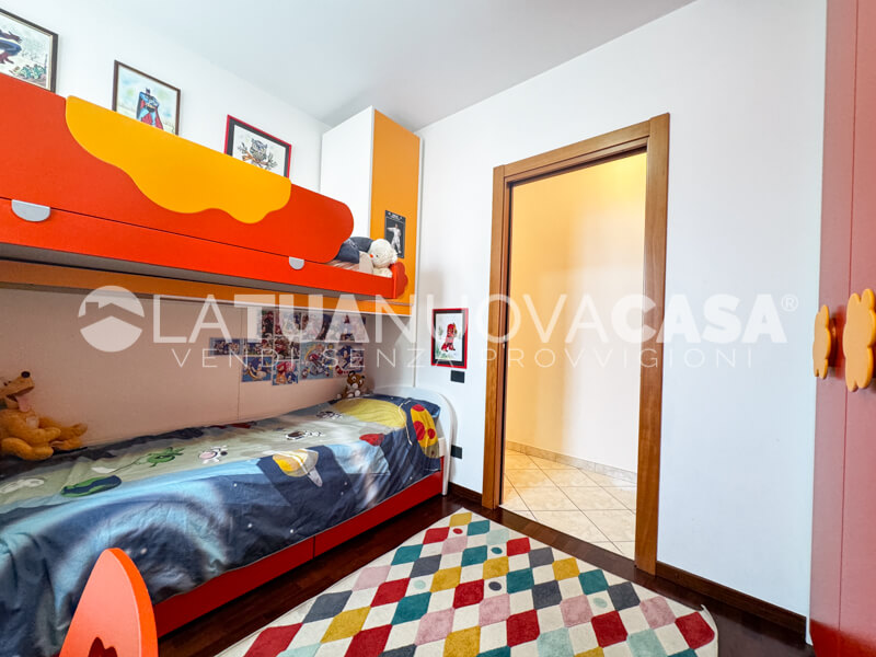 Trilocale con balcone, cantina e box, in piccolo contesto a Bareggio - Rif. VEBRG1130