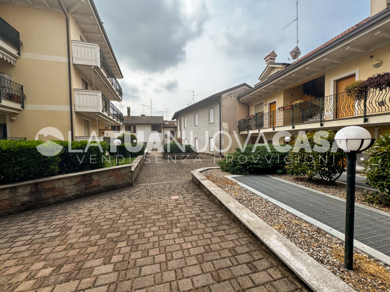 Trilocale con balcone, cantina e box, in piccolo contesto a Bareggio - Rif. VEBRG1130
