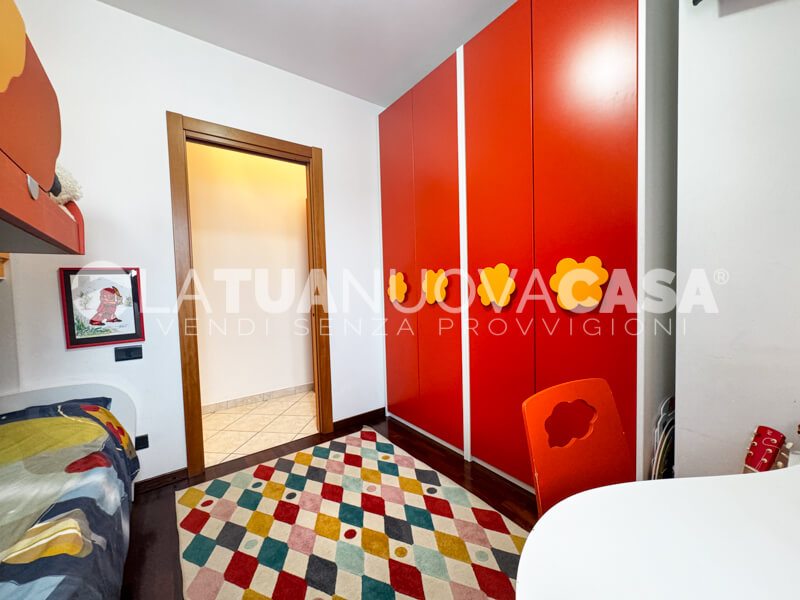 Trilocale con balcone, cantina e box, in piccolo contesto a Bareggio - Rif. VEBRG1130