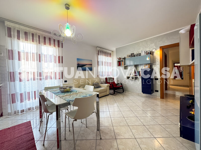 Trilocale con balcone, cantina e box, in piccolo contesto a Bareggio - Rif. VEBRG1130