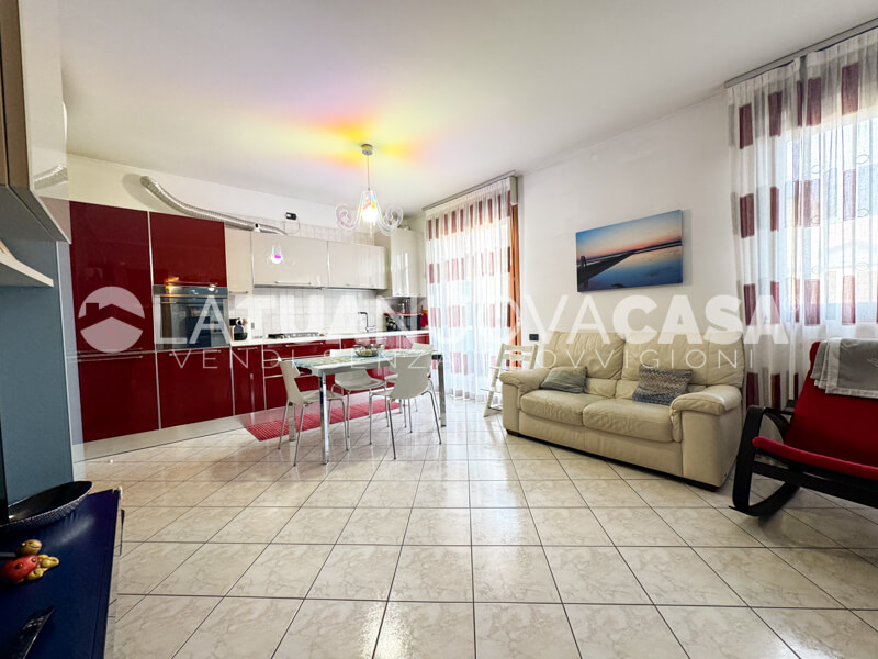 Trilocale con balcone, cantina e box, in piccolo contesto a Bareggio - Rif. VEBRG1130