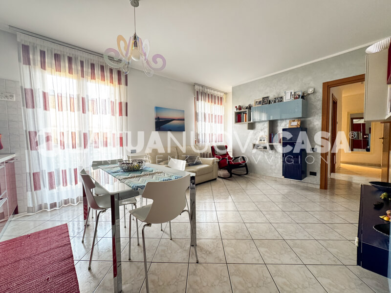 Trilocale con balcone, cantina e box, in piccolo contesto a Bareggio - Rif. VEBRG1130