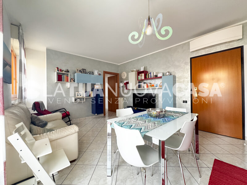 Trilocale con balcone, cantina e box, in piccolo contesto a Bareggio - Rif. VEBRG1130