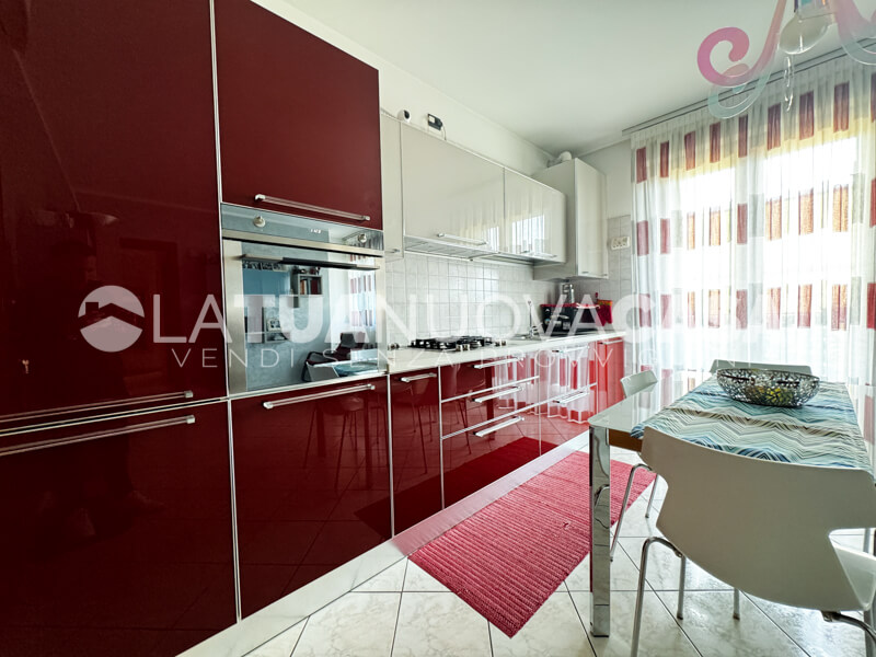 Trilocale con balcone, cantina e box, in piccolo contesto a Bareggio - Rif. VEBRG1130