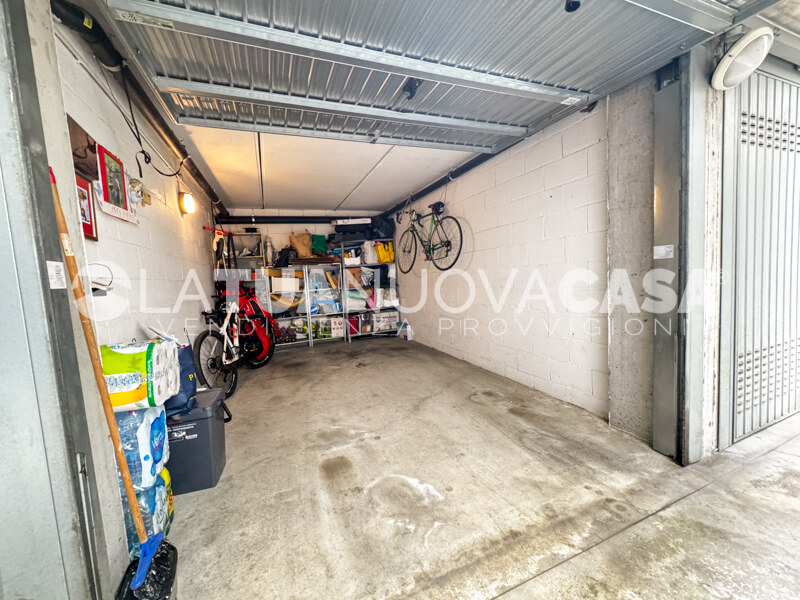 Trilocale con balcone, cantina e box, in piccolo contesto a Bareggio - Rif. VEBRG1130