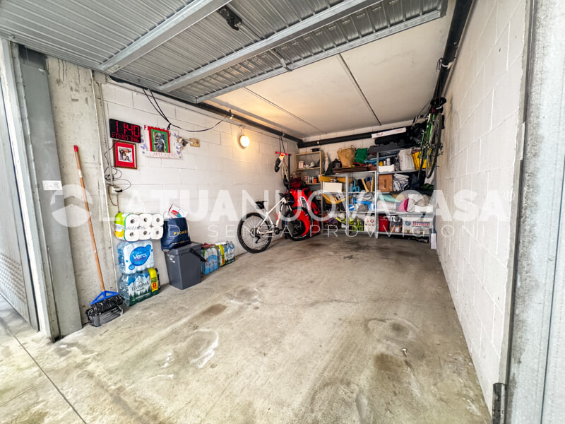 Trilocale con balcone, cantina e box, in piccolo contesto a Bareggio - Rif. VEBRG1130