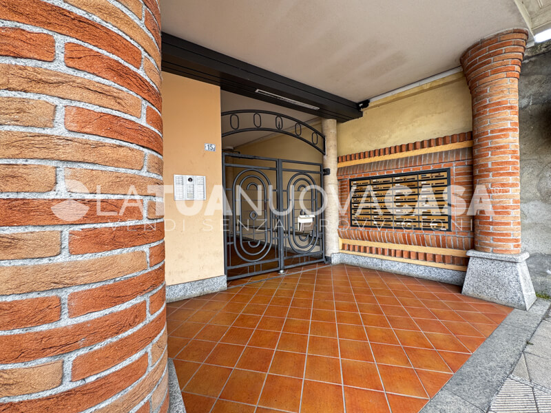 Trilocale con balcone, cantina e box, in piccolo contesto a Bareggio - Rif. VEBRG1130
