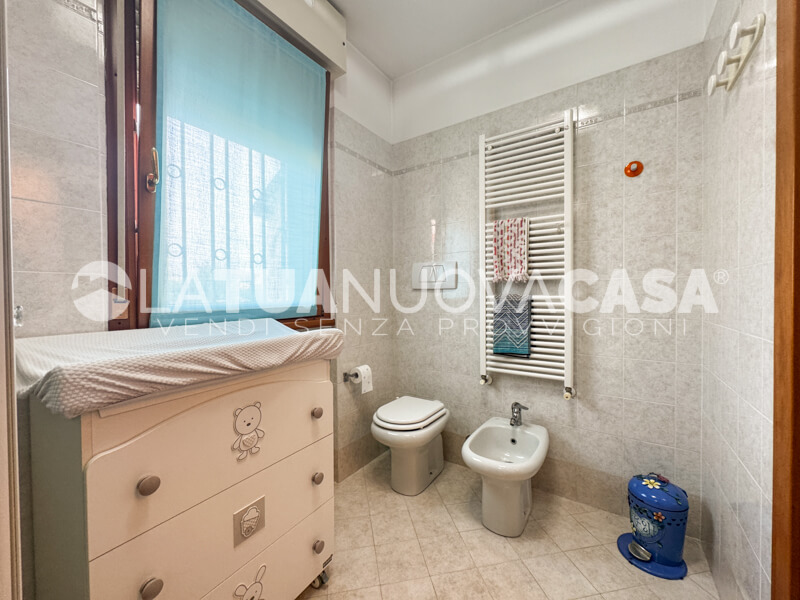 Trilocale con balcone, cantina e box, in piccolo contesto a Bareggio - Rif. VEBRG1130