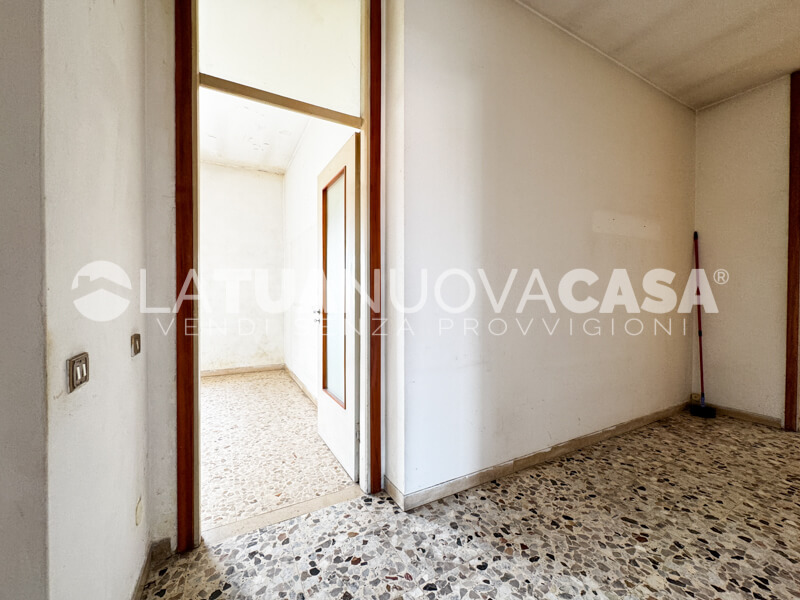 Trilocale da ristrutturare, con cantina e box auto a Marcallo - Rif. VEMRC131