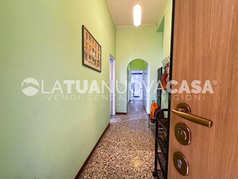 Trilocale da ristrutturare, ultimo piano a Milano, MM Lotto - Segesta - Rif. VEMIL1132