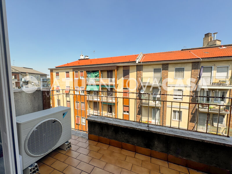 Trilocale da ristrutturare, ultimo piano a Milano, MM Lotto - Segesta - Rif. VEMIL1132