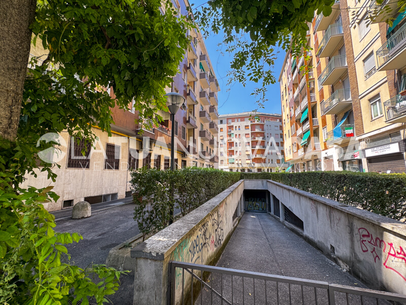 Trilocale da ristrutturare, ultimo piano a Milano, MM Lotto - Segesta - Rif. VEMIL1132