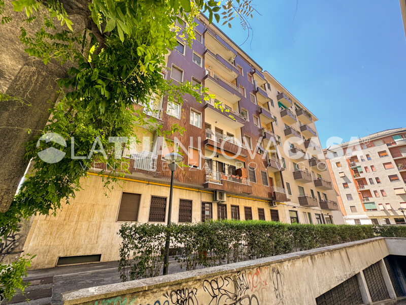 Trilocale da ristrutturare, ultimo piano a Milano, MM Lotto - Segesta - Rif. VEMIL1132