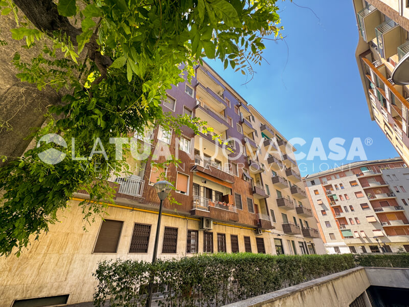 Trilocale da ristrutturare, ultimo piano a Milano, MM Lotto - Segesta - Rif. VEMIL1132